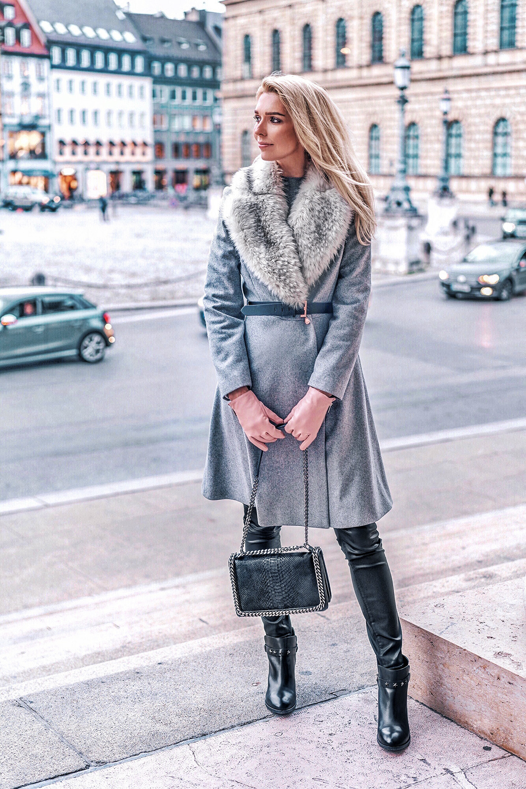 Grauer Mantel Skinny Jeans Ankle Boots Trend München Vera Hutterer